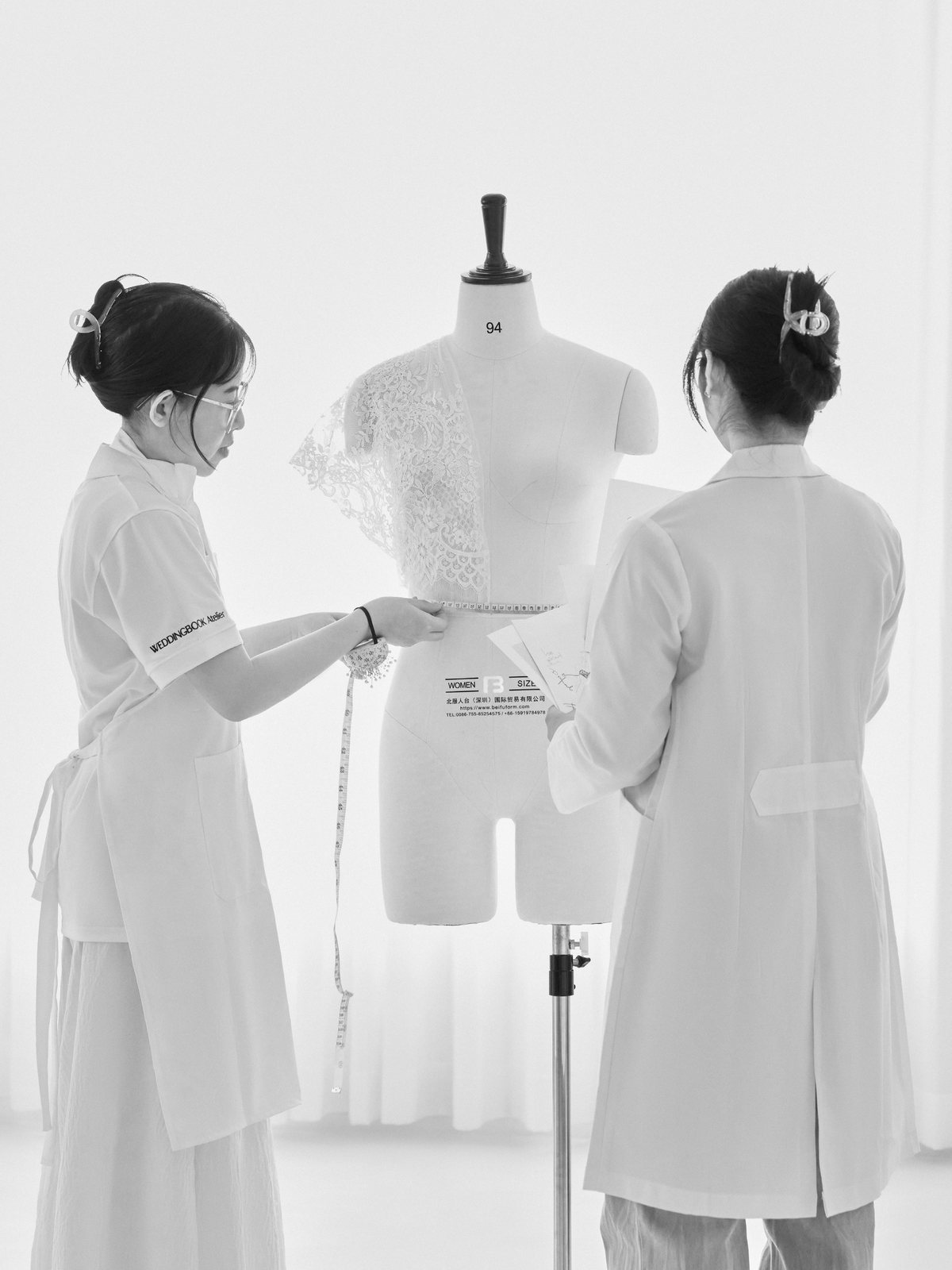 Nhân viên mặc đồng phục trong buổi thử form váy